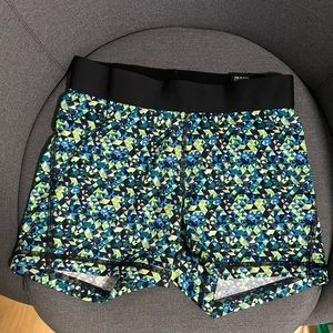 VS Sport Cool Sharp Angles The Player Hot Short